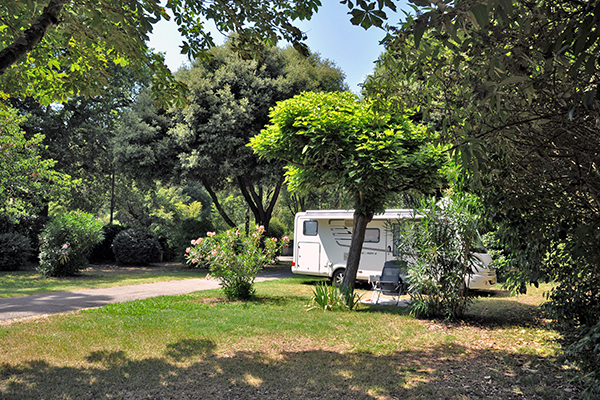 Camping Val Fleuri-Emplacement Camping Car_2